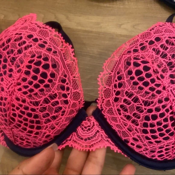 2 NWT Victoria’s Secret very sexy push up bra